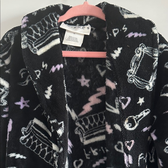 FRIENDS Brand Black and Pink Plush Belted Robe w/Friends Print - Size Girls XS - Picture 8 of 9
